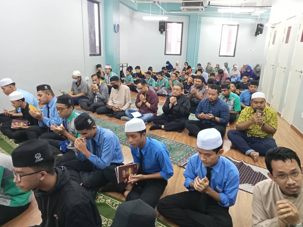 Pelajar dan guru Al Faizeen berdoa bersama