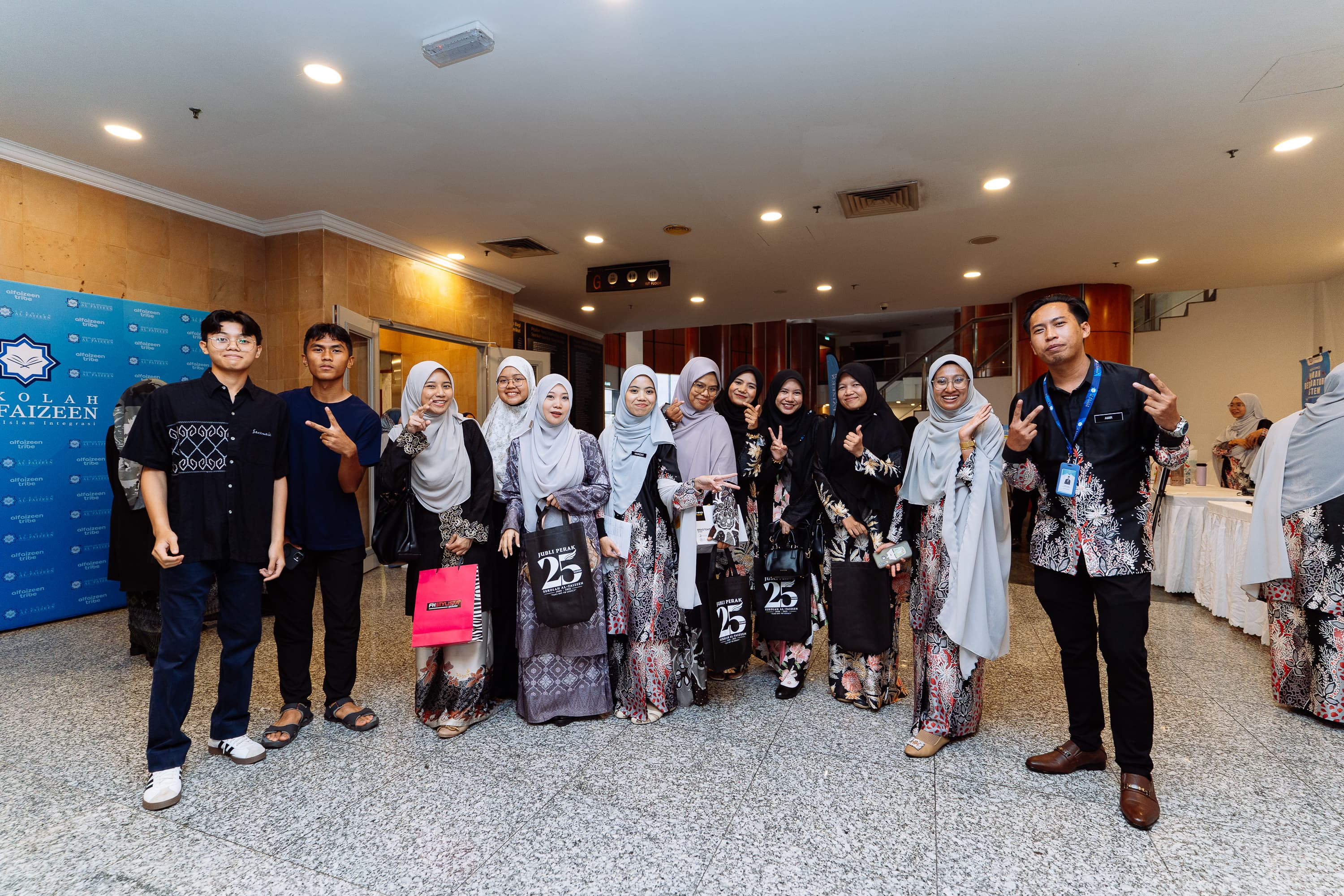 Pelajar Al Faizeen dalam kelas Bahasa Inggeris